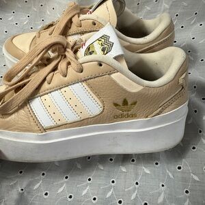 Adidas Women's Beige and White Sneakers w/Gold Accents. Platform Forum Bonega